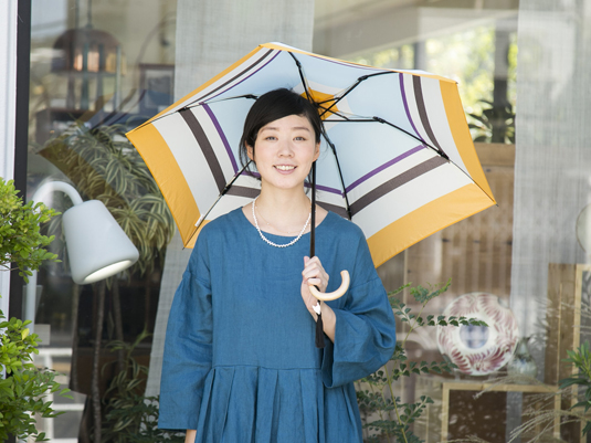 雨の多い秋には、素敵な折りたたみ傘を