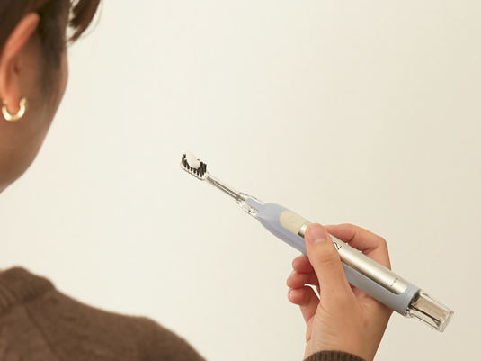 歯の白さを取り戻す歯磨き剤と電動歯ブラシで黄ばみ予防