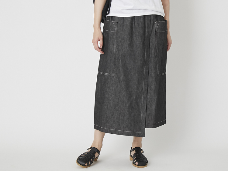 薄手だから夏も穿ける、すっきり見えのデニム風スカート