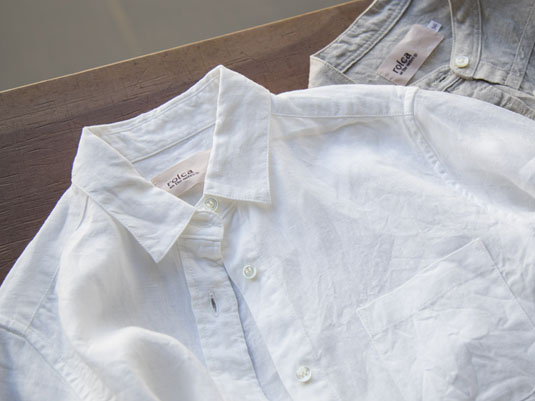 定番服は、長く愛用できるこだわりの一枚を。人気「白シャツ」5選
