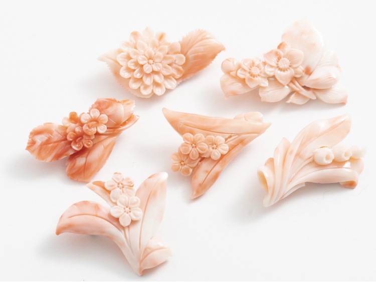 新作モデル 桃珊瑚 宝石天然 サカナ彫り ブローチ 【コーラルあげは 